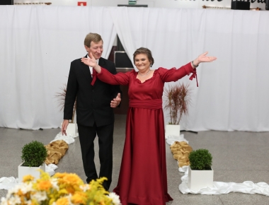 Ivone e Valdir Vendramin são coroados Miss e Mister 3ª Idade de Mercedes